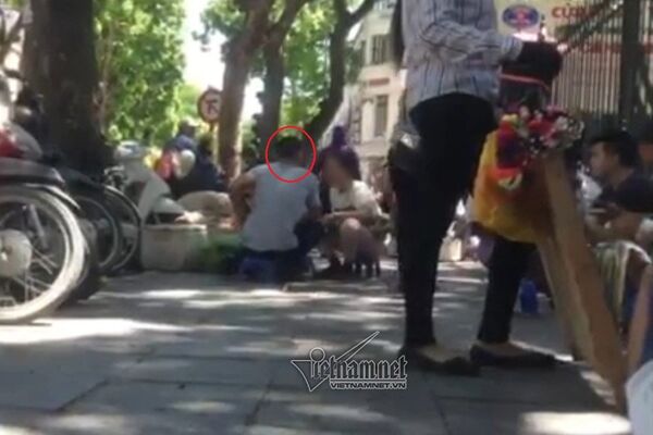 Cò Hùng (khoanh đỏ) đang trao đổi về giao dịch bán tinh trùng. Ảnh cắt từ clip. Cò Hùng (khoanh đỏ) đang trao đổi về giao dịch bán tinh trùng. Ảnh cắt từ clip. - Sputnik Việt Nam