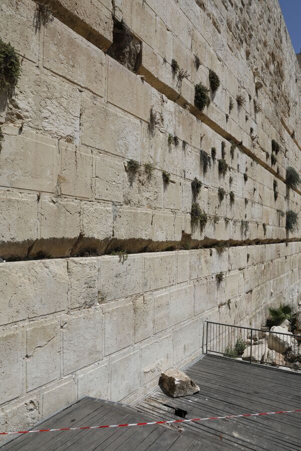 Tảng đá khổng lồ rơi xuống từ “Bức tường Than khóc” tại Jerusalem, Israel - Sputnik Việt Nam