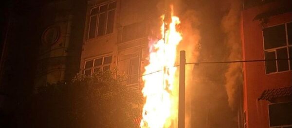 Ngọn lửa bao trùm biển quảng cáo và hệ thống cục nóng nằm phía bên ngoài toà nhà Ngọn lửa bao trùm biển quảng cáo và hệ thống cục nóng nằm phía bên ngoài toà nhà - Sputnik Việt Nam