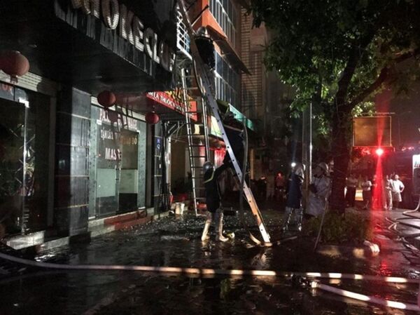 Lực lượng PCCC tiếp cận và dập lửa - Sputnik Việt Nam