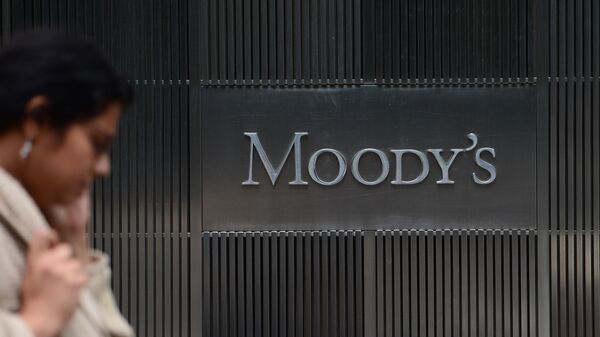 Logo của hãng xếp hạng Moody's trước trụ sở chính ở New York - Sputnik Việt Nam