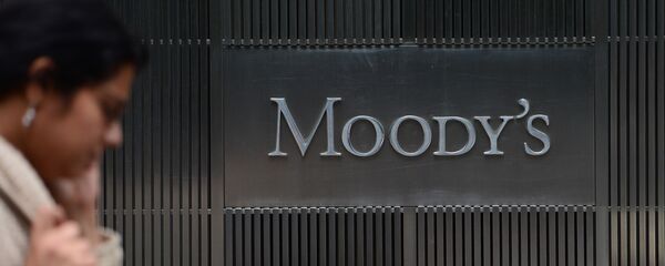  Logo của hãng xếp hạng Moody's trước trụ sở chính ở New York - Sputnik Việt Nam