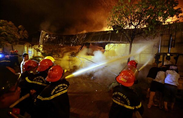 Lực lượng chữa cháy tiến hành chữa cháy tại nhà máy Nhựa và chợ Gạo ở thành phố Hưng Yên. - Sputnik Việt Nam