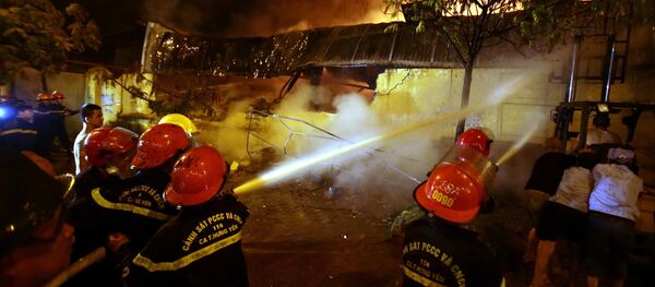 Lực lượng chữa cháy tiến hành chữa cháy tại nhà máy Nhựa và chợ Gạo ở thành phố Hưng Yên. - Sputnik Việt Nam