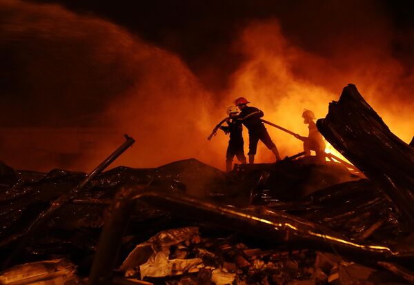 Hiện trường vụ cháy tại nhà máy Nhựa và chợ Gạo ở thành phố Hưng Yên. - Sputnik Việt Nam