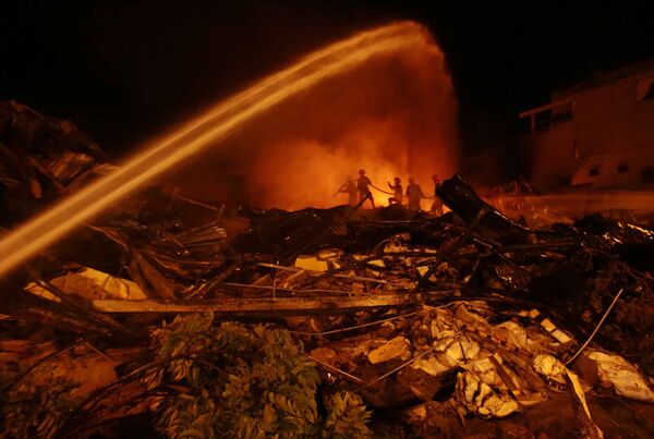 Lực lượng PCCC tỉnh Hưng Yên chữa cháy tại nhà máy Nhựa và chợ Gạo ở thành phố Hưng Yên. - Sputnik Việt Nam