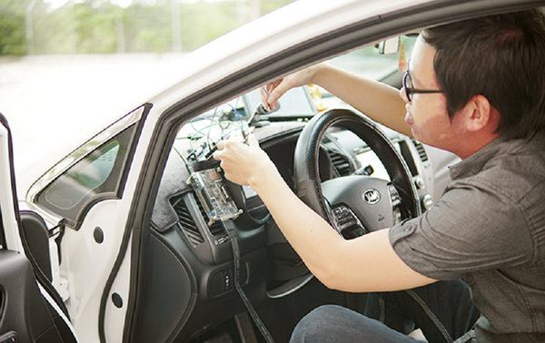 Hệ thống cảnh báo ngủ gật sử dụng FPGA được lắp đặt lên xe ô tô để phòng ngừa tai nạn giao thông. - Sputnik Việt Nam