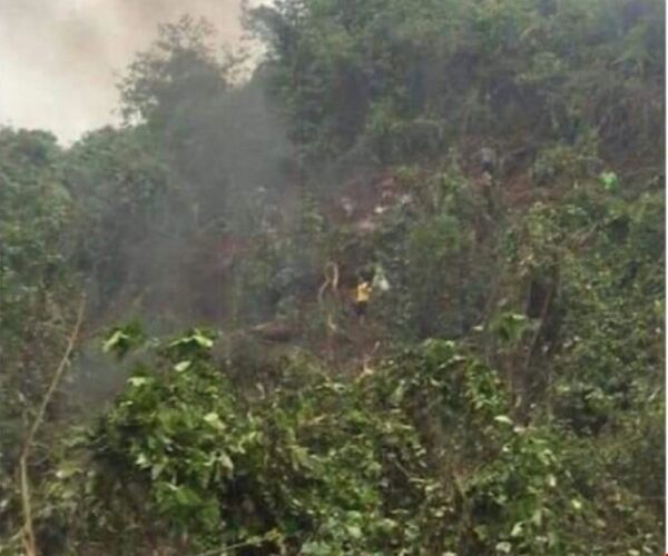 Hiện trường máy bay quân sự rơi tại làng Dừa, xã Nghĩa Yên, huyện Nghĩa Đàn, Nghệ An.  - Sputnik Việt Nam