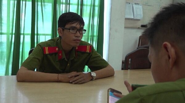 Đối tượng Nguyễn Hùng Thái - giả danh, mang sắc phục công an trà trộn vào chỗ đông người để kích động, gây rối - Sputnik Việt Nam