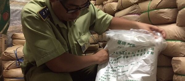 Lực lượng quản lý thị trường kiểm tra bột ngọt đựng trong bao bì toàn tiếng Trung Quốc. - Sputnik Việt Nam