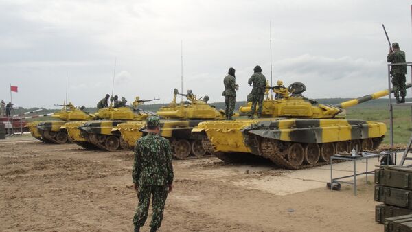 Lính tăng Việt Nam tham gia Tank Biathlon chuẩn bị tập bắn điều hướng  - Sputnik Việt Nam