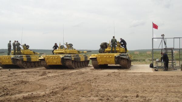 Lính tăng Việt Nam tham gia Tank Biathlon chuẩn bị tập bắn điều hướng  - Sputnik Việt Nam