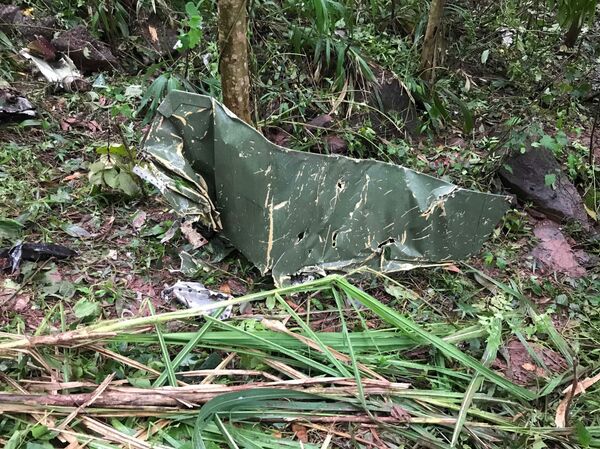 Các bộ phận của máy bay Su22 rơi tại hiện trường.  - Sputnik Việt Nam