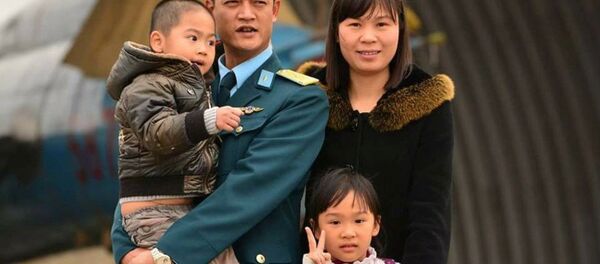 Phi công Khuất Mạnh Trí bên gia đình Phi công Khuất Mạnh Trí bên gia đình - Sputnik Việt Nam