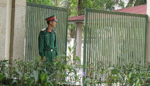 Sáng 27-7, khu vực Nhà tang lễ Bệnh viện Quân khu 4  đang được bảo vệ nghiêm ngặt.  - Sputnik Việt Nam