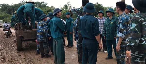 Lực lượng chức năng triển khai đến hiện trường chiếc máy bay Su-22 gặp nạn. - Sputnik Việt Nam