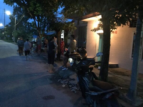 Hàng xóm tới động viên, chia buồn cùng vợ chồng ông Mỹ. - Sputnik Việt Nam