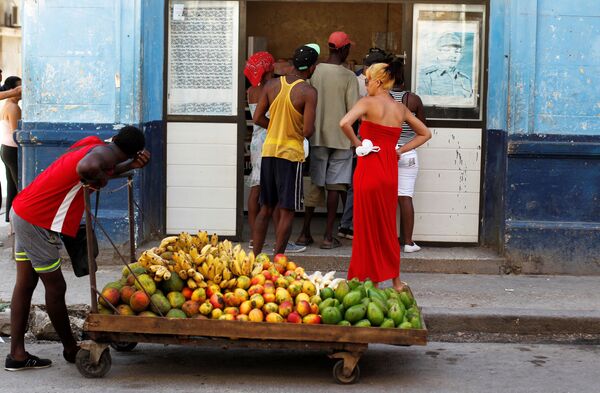 Hình ảnh của Tổng thống Cuba Raul Castro trên bức tường của một cửa hàng ở Havana, Cuba - Sputnik Việt Nam