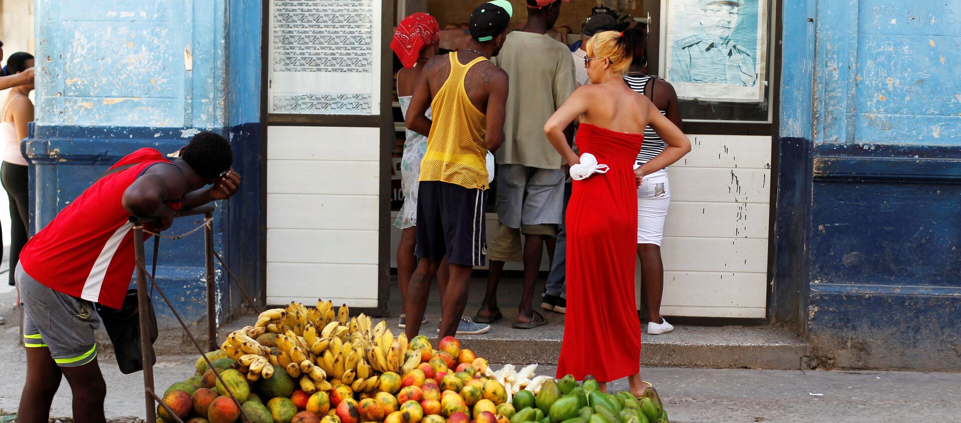 Hình ảnh của Tổng thống Cuba Raul Castro trên bức tường của một cửa hàng ở Havana, Cuba - Sputnik Việt Nam, 1920, 19.04.2021