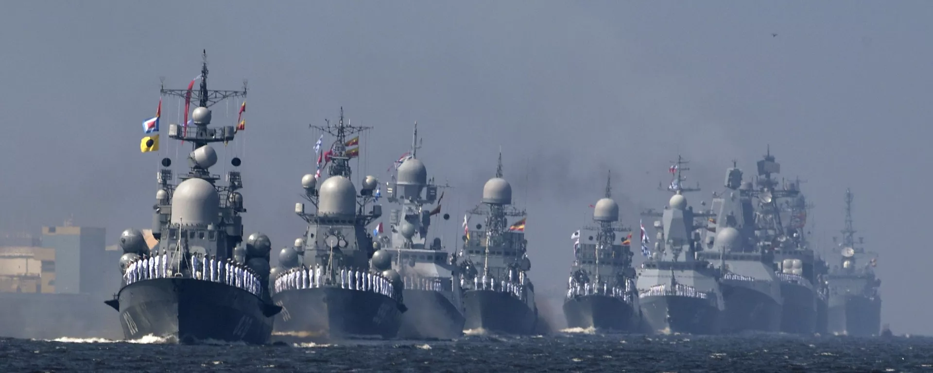 Tàu của Hải quân Nga tại buổi diễn tập diễu hành vinh danh Ngày Hải quân ở Kronstadt - Sputnik Việt Nam, 1920, 08.04.2021