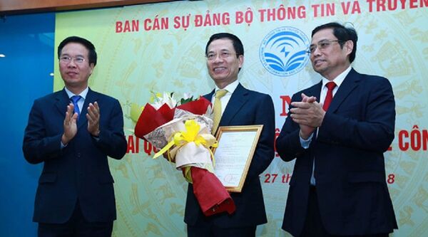 Trưởng ban Tuyên giáo Trung ương Võ Văn Thưởng (trái) và Trưởng ban Tổ chức Trung ương Phạm Minh Chính trao quyết định, chúc mừng quyền Bộ trưởng Nguyễn Mạnh Hùng. Trưởng ban Tuyên giáo Trung ương Võ Văn Thưởng (trái) và Trưởng ban Tổ chức Trung ương Phạm Minh Chính trao quyết định, chúc mừng quyền Bộ trưởng Nguyễn Mạnh Hùng. - Sputnik Việt Nam