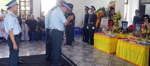 Sáng 28/7/2018, tại Nhà tang lễ Bệnh viện Quân y 4, thành phố Vinh (Nghệ An), Bộ Quốc phòng, Đảng ủy, Bộ Tư lệnh Quân chủng Phòng không - Không quân, Trung đoàn Không quân 921, Sư đoàn 371 cùng cấp ủy, chính quyền địa phương và gia đình tổ chức Lễ viếng và truy điệu Thượng tá Khuất Mạnh Trí và Đại tá Phạm Giang Nam, hy sinh trong khi thực hiện bay huấn luyện, theo nghi thức Lễ tang Quân đội nhân dân Việt Nam. - Sputnik Việt Nam