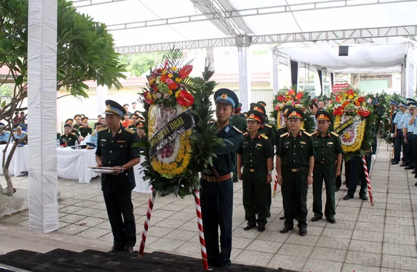 Sáng 28/7/2018, tại Nhà tang lễ Bệnh viện Quân y 4, thành phố Vinh (Nghệ An), Bộ Quốc phòng, Đảng ủy, Bộ Tư lệnh Quân chủng Phòng không - Không quân, Trung đoàn Không quân 921, Sư đoàn 371 cùng cấp ủy, chính quyền địa phương và gia đình tổ chức Lễ viếng và truy điệu Thượng tá Khuất Mạnh Trí và Đại tá Phạm Giang Nam, hy sinh trong khi thực hiện bay huấn luyện, theo nghi thức Lễ tang Quân đội nhân dân Việt Nam. Sáng 28/7/2018, tại Nhà tang lễ Bệnh viện Quân y 4, thành phố Vinh (Nghệ An), Bộ Quốc phòng, Đảng ủy, Bộ Tư lệnh Quân chủng Phòng không - Không quân, Trung đoàn Không quân 921, Sư đoàn 371 cùng cấp ủy, chính quyền địa phương và gia đình tổ chức Lễ viếng và truy điệu Thượng tá Khuất Mạnh Trí và Đại tá Phạm Giang Nam, hy sinh trong khi thực hiện bay huấn luyện, theo nghi thức Lễ tang Quân đội nhân dân Việt Nam. - Sputnik Việt Nam