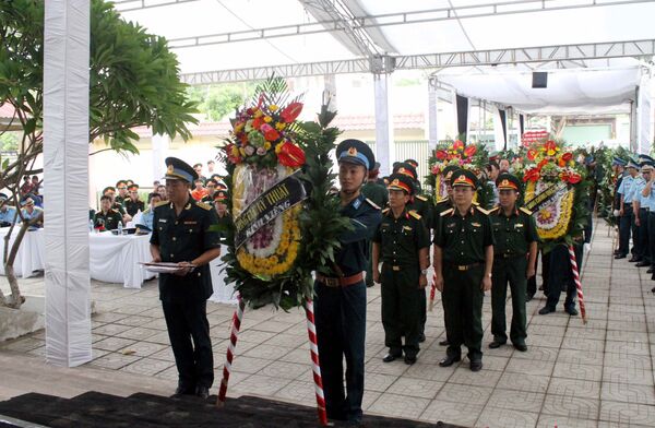 Sáng 28/7/2018, tại Nhà tang lễ Bệnh viện Quân y 4, thành phố Vinh (Nghệ An), Bộ Quốc phòng, Đảng ủy, Bộ Tư lệnh Quân chủng Phòng không - Không quân, Trung đoàn Không quân 921, Sư đoàn 371 cùng cấp ủy, chính quyền địa phương và gia đình tổ chức Lễ viếng và truy điệu Thượng tá Khuất Mạnh Trí và Đại tá Phạm Giang Nam, hy sinh trong khi thực hiện bay huấn luyện, theo nghi thức Lễ tang Quân đội nhân dân Việt Nam.  - Sputnik Việt Nam