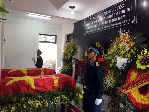 Sáng 28/7/2018, tại Nhà tang lễ Bệnh viện Quân y 4, thành phố Vinh (Nghệ An), Bộ Quốc phòng, Đảng ủy, Bộ Tư lệnh Quân chủng Phòng không - Không quân, Trung đoàn Không quân 921, Sư đoàn 371 cùng cấp ủy, chính quyền địa phương và gia đình tổ chức Lễ viếng và truy điệu Thượng tá Khuất Mạnh Trí và Đại tá Phạm Giang Nam, hy sinh trong khi thực hiện bay huấn luyện, theo nghi thức Lễ tang Quân đội nhân dân Việt Nam. Sáng 28/7/2018, tại Nhà tang lễ Bệnh viện Quân y 4, thành phố Vinh (Nghệ An), Bộ Quốc phòng, Đảng ủy, Bộ Tư lệnh Quân chủng Phòng không - Không quân, Trung đoàn Không quân 921, Sư đoàn 371 cùng cấp ủy, chính quyền địa phương và gia đình tổ chức Lễ viếng và truy điệu Thượng tá Khuất Mạnh Trí và Đại tá Phạm Giang Nam, hy sinh trong khi thực hiện bay huấn luyện, theo nghi thức Lễ tang Quân đội nhân dân Việt Nam. - Sputnik Việt Nam