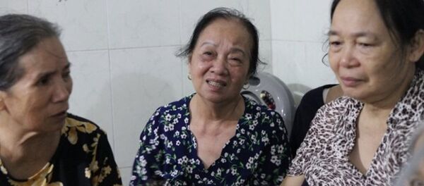 Bà Bích (giữa) đau xót khi nói về người con vừa mới hy sinh. - Sputnik Việt Nam