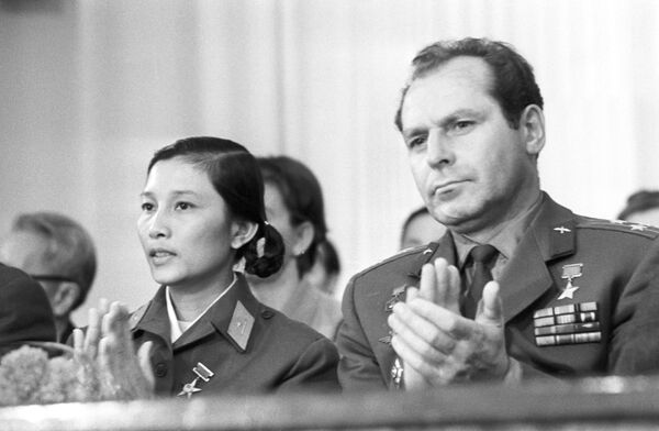 Chủ tịch Trung ương Hội hữu nghị Việt-Xô, phi hành gia Liên Xô, Anh hùng Liên Xô German Titov và Ủy viên Uỷ ban Ban thường vụ Quốc hội nước Cộng hòa Dân chủ Việt Nam, Trần Thị Lý tại Nhà hữu nghị. - Sputnik Việt Nam