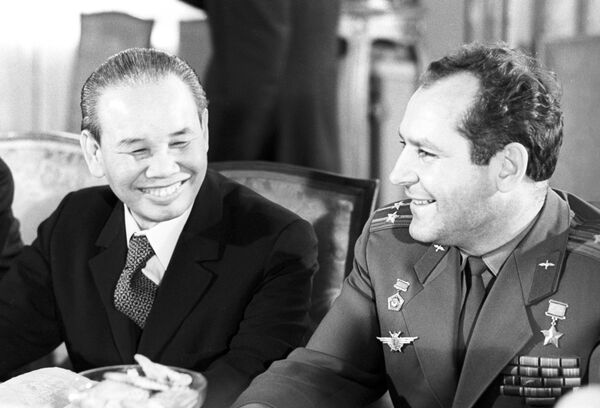  Сuộc gặp mặt giữa thư ký Ủy ban Trung ương đảng, Bộ trưởng Chính phủ nước Cộng hòa Dân chủ Việt Nam Xuân Thủy tới Matxcơva theo lời mời của Ủy ban Trung ương Đảng Cộng sản Liên Xô, cùng với các thành viên của Hội nghị Việt- Xô. Ông Xuân Thủy (trái) và Chủ tịch Trung ương Hội Hữu nghị Việt-Xô, Anh hùng Liên Xô, phi công Liên Xô, phi hành gia German Titov - Sputnik Việt Nam