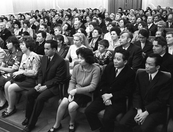 Cuộc họp trọng thể kỳ niệm 15 năm Hội hữu nghi Việt-Xô. Trong phòng họp - Sputnik Việt Nam