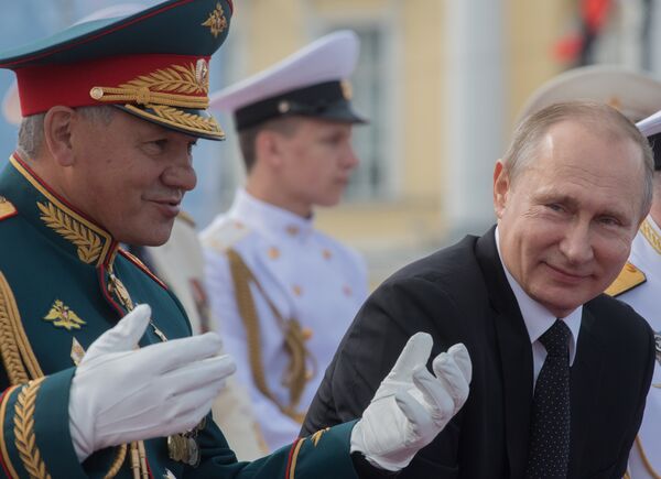 Ông Putin đứng trên ca nô vẫy chào các thành viên diễu hành ở Saint-Peterburg  - Sputnik Việt Nam