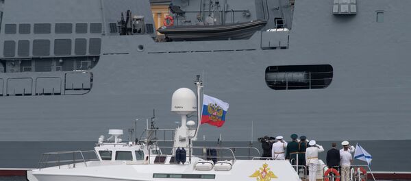 Ông Putin đứng trên ca nô vẫy chào các thành viên diễu hành ở Saint-Peterburg - Sputnik Việt Nam