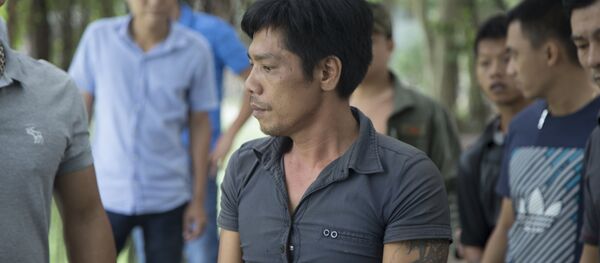 Nghi phạm Lý Trực Đỉnh tại buổi thực nghiệm hiện trường của công an. - Sputnik Việt Nam