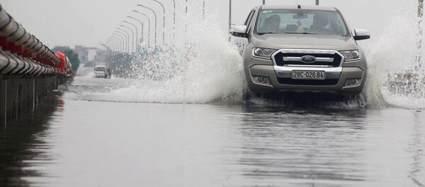 Nước sông Bùi dâng ngược gây ngập lụt tuyến giao thông huyết mạch của H.Quốc Oai - Sputnik Việt Nam