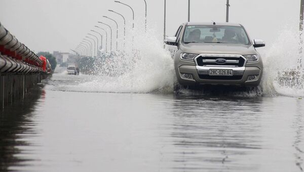 Nước sông Bùi dâng ngược gây ngập lụt tuyến giao thông huyết mạch của H.Quốc Oai - Sputnik Việt Nam