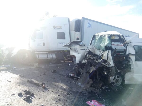 Sau cú tông, xe khách 16 chỗ biến dạng hoàn toàn  - Sputnik Việt Nam