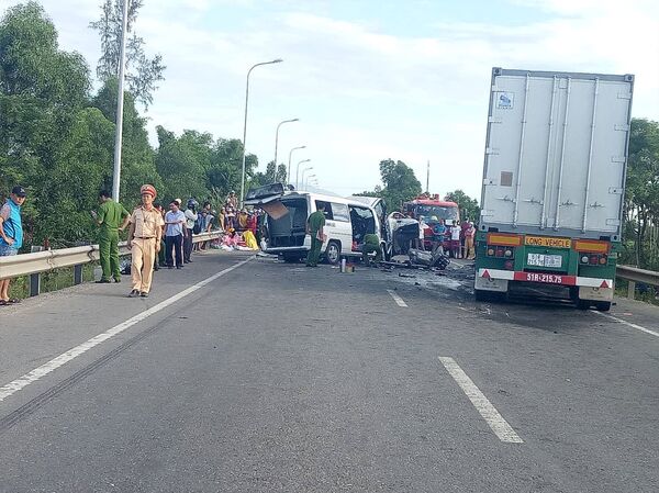 Xe khách 16 chỗ BS 75B-000.52 đang trên đường vào tỉnh Bình Định để rước dâu thì xảy ra tai nạn  - Sputnik Việt Nam