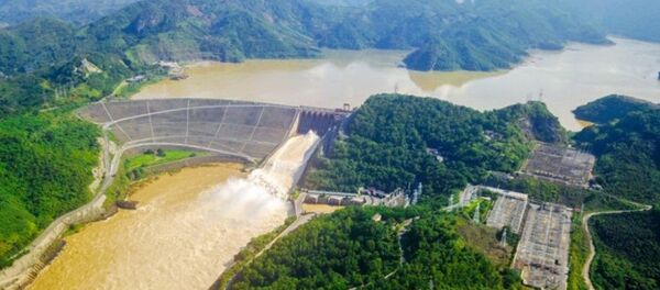 Thủy điện Hòa Bình xả lũ. - Sputnik Việt Nam