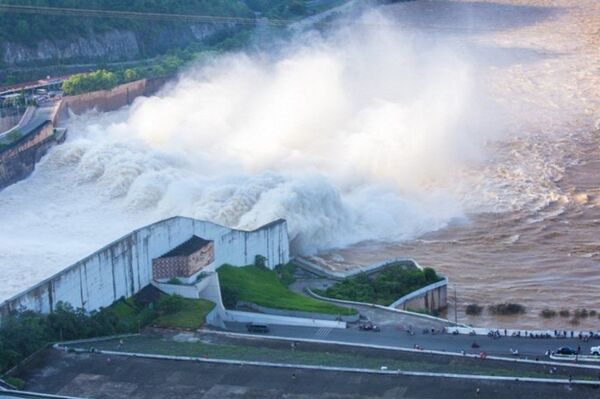 Thủy điện Hòa Bình xả lũ. - Sputnik Việt Nam