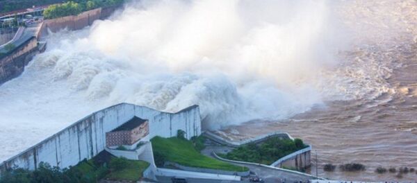Thủy điện Hòa Bình xả lũ. - Sputnik Việt Nam