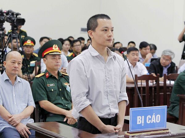 Bị cáo Trần Xuân Sơn, nguyên Giám đốc Chi nhánh Công ty Cổ phần Phát triển đầu tư Thái Sơn (Bộ Quốc phòng) trả lời trước Tòa tại phần kiểm tra căn cước. Bị cáo Trần Xuân Sơn, nguyên Giám đốc Chi nhánh Công ty Cổ phần Phát triển đầu tư Thái Sơn (Bộ Quốc phòng) trả lời trước Tòa tại phần kiểm tra căn cước. - Sputnik Việt Nam