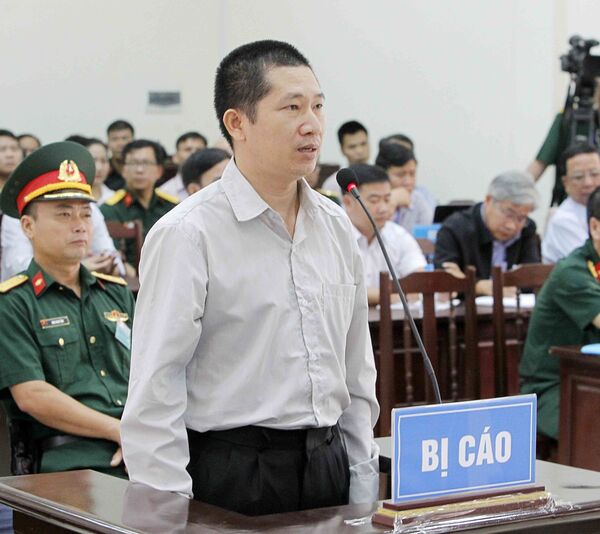 Bị cáo Trần Văn Lâm, nguyên Tổng giám đốc điều hành Công ty Cổ phần Đầu tư Thái Sơn (Bộ Quốc phòng) trả lời trước Tòa tại phần kiểm tra căn cước. Bị cáo Trần Văn Lâm, nguyên Tổng giám đốc điều hành Công ty Cổ phần Đầu tư Thái Sơn (Bộ Quốc phòng) trả lời trước Tòa tại phần kiểm tra căn cước. - Sputnik Việt Nam