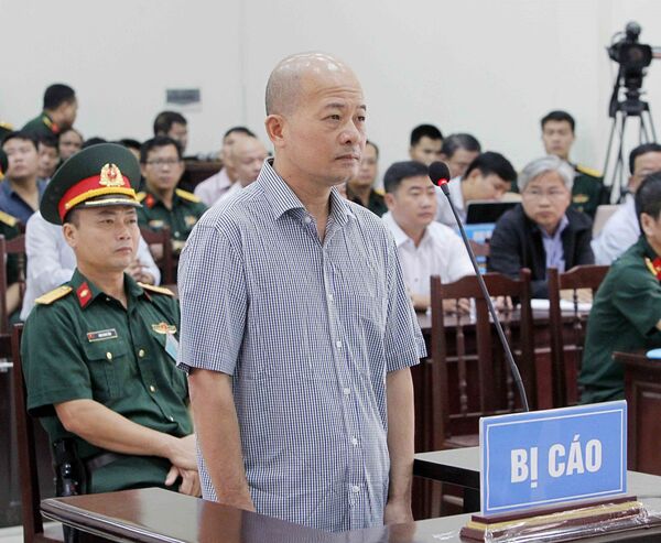 Bị cáo Đinh Ngọc Hệ, nguyên Phó Tổng giám đốc Tổng Công ty Thái Sơn (Bộ Quốc phòng) tại phần kiểm tra căn cước trước Tòa. Bị cáo Đinh Ngọc Hệ, nguyên Phó Tổng giám đốc Tổng Công ty Thái Sơn (Bộ Quốc phòng) tại phần kiểm tra căn cước trước Tòa. - Sputnik Việt Nam