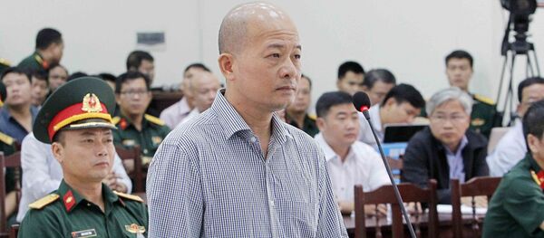 Bị cáo Đinh Ngọc Hệ, nguyên Phó Tổng giám đốc Tổng Công ty Thái Sơn (Bộ Quốc phòng) tại phần kiểm tra căn cước trước Tòa. - Sputnik Việt Nam