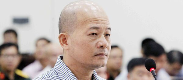 Bị cáo Đinh Ngọc Hệ, nguyên Phó Tổng giám đốc Tổng Công ty Thái Sơn (Bộ Quốc phòng) tại phần kiểm tra căn cước trước Tòa Bị cáo Đinh Ngọc Hệ, nguyên Phó Tổng giám đốc Tổng Công ty Thái Sơn (Bộ Quốc phòng) tại phần kiểm tra căn cước trước Tòa - Sputnik Việt Nam