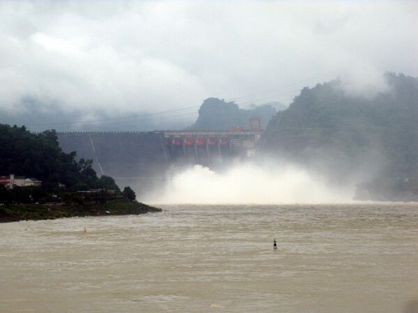 Thủy điện Hòa Bình mở cửa xả đáy số 3.  - Sputnik Việt Nam