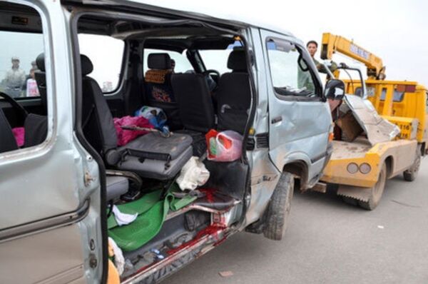 Cẩu chiếc xe về cơ quan công an để phục vụ điều tra. - Sputnik Việt Nam